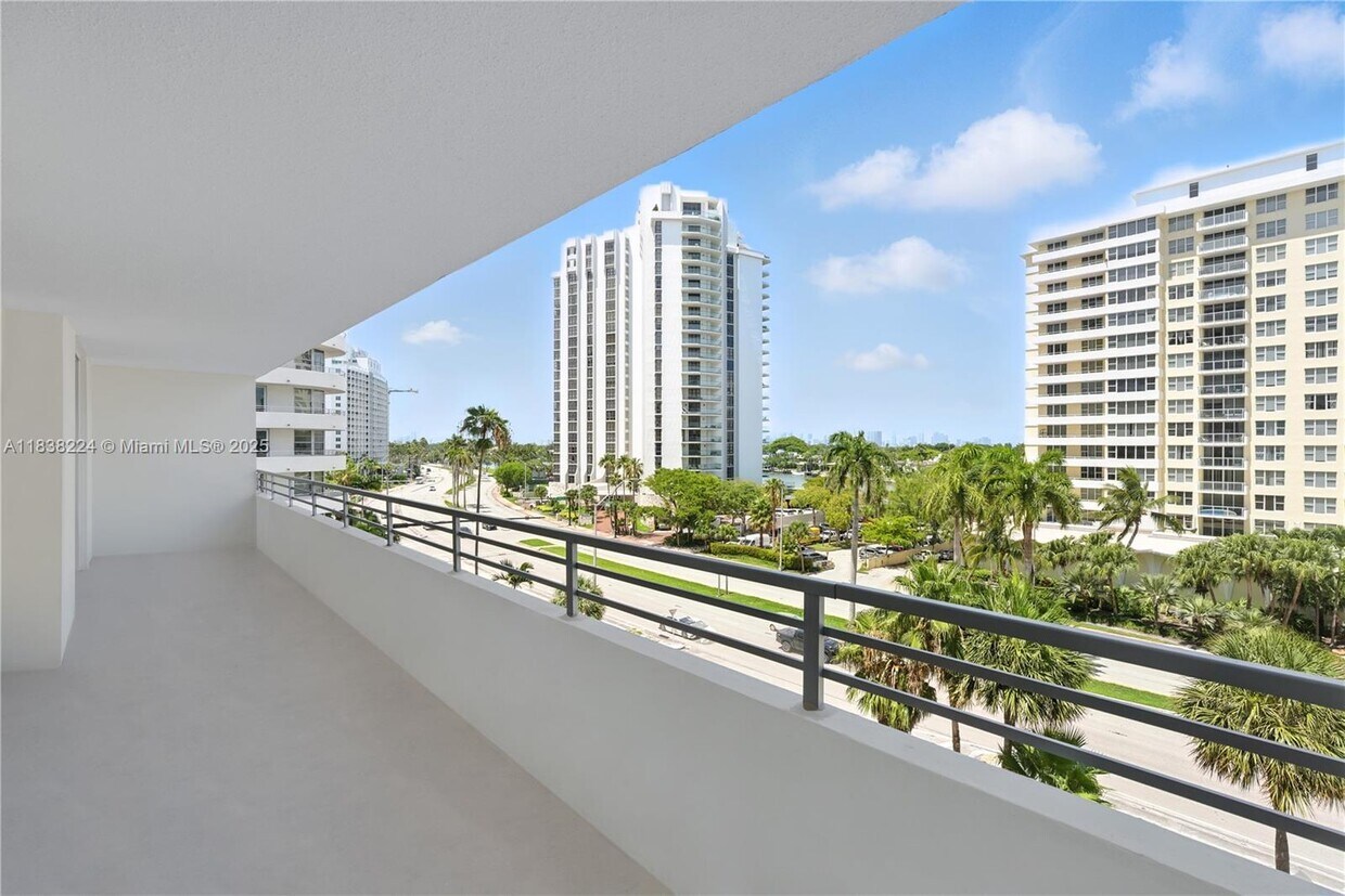 Foto principal - 5555 Collins Ave