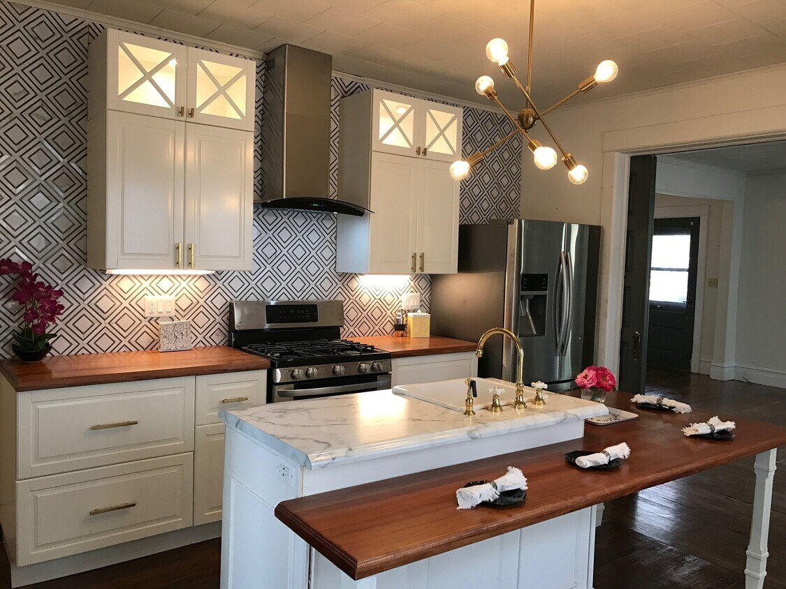 Foto principal - 301 E Locust St