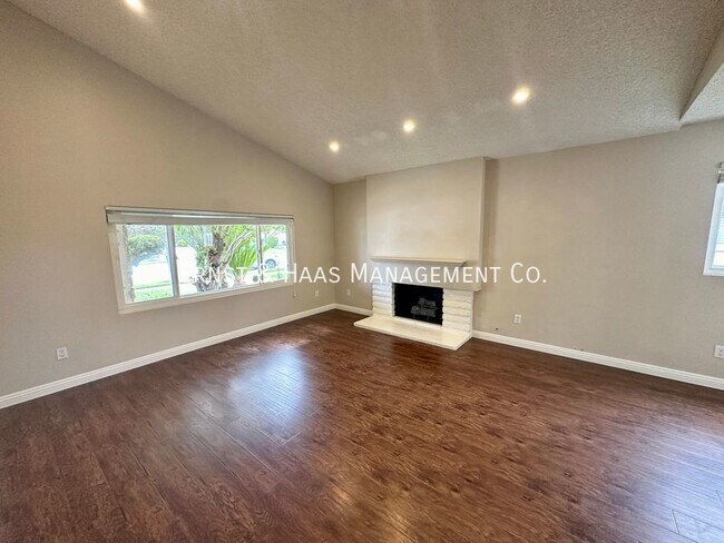 Foto del edificio - Beautiful 4 Bedroom Home in Prime Cerritos...