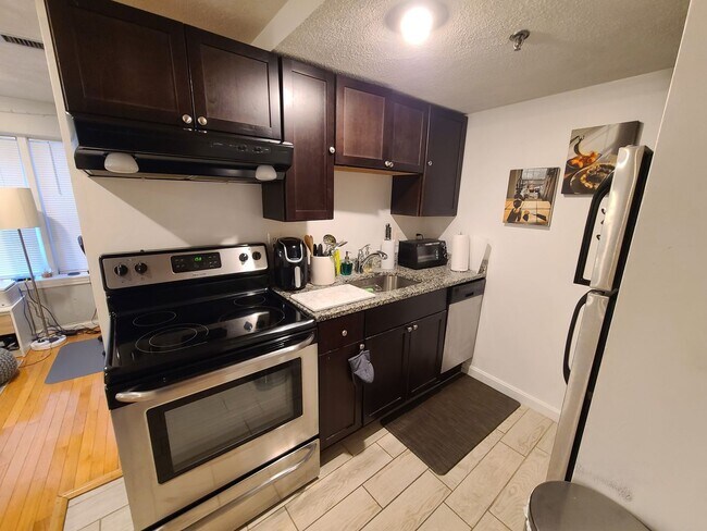 Renovated large 1 bed - B line T - Off Street Parking - Renovated large 1 bed - B line T - Off Street Parking Apartment