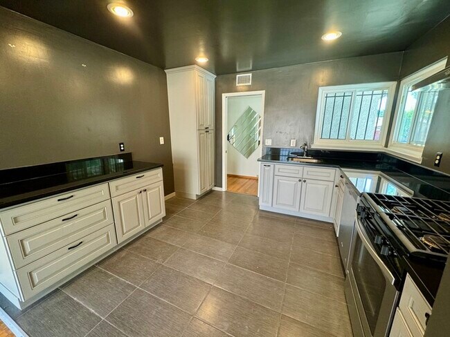 Building Photo - Updated 3 bed 2 bath single story home in ...