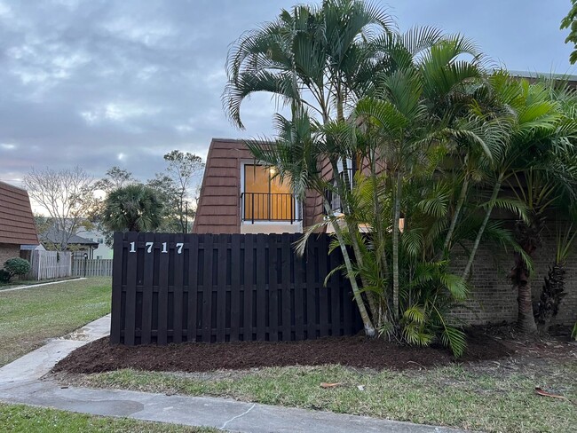 Foto del edificio - 1717 Erin Ct