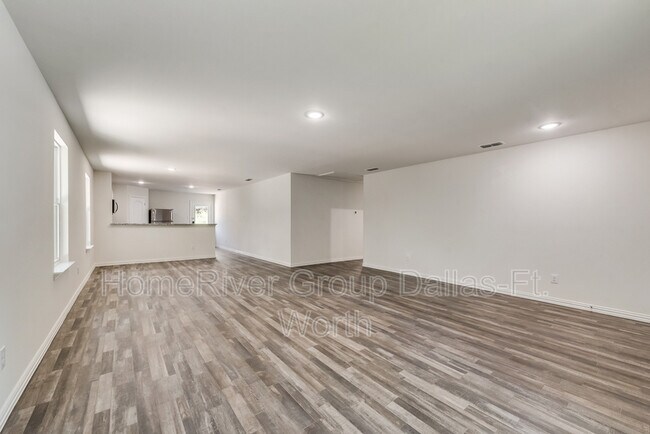 Building Photo - 346 Flagship