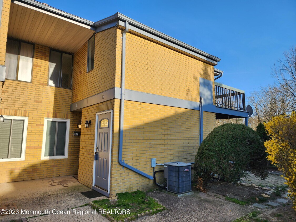 10 Newport Ct Unit B20, Brick Township, NJ 08724 Condo for Rent in