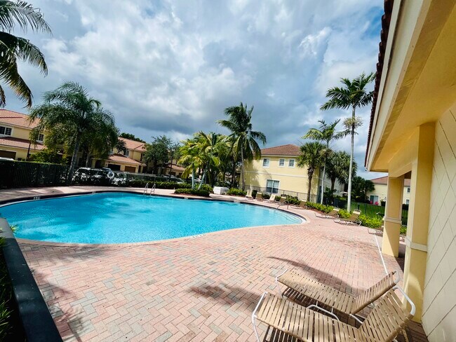 piscina - 3161 NW 33rd St
