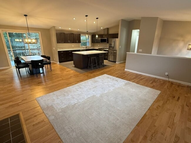 Foto del edificio - UPDATED 4 BED, 3 BATH KIRKLAND HOUSE FOR RENT AVAILABLE NOW!