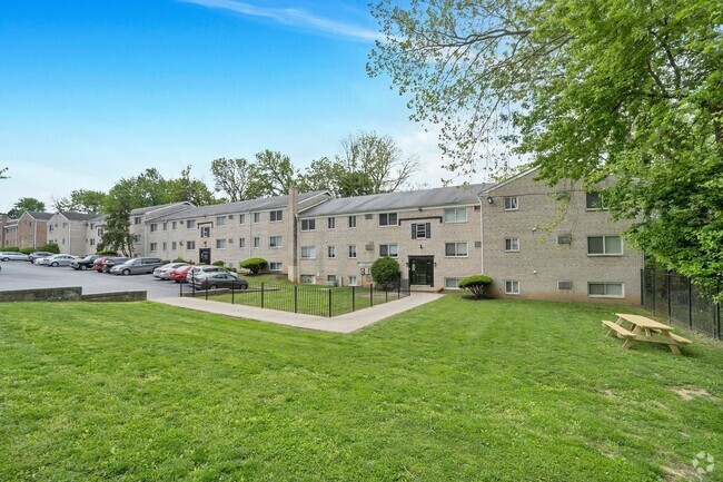 Building Photo - Green Forest Apartments