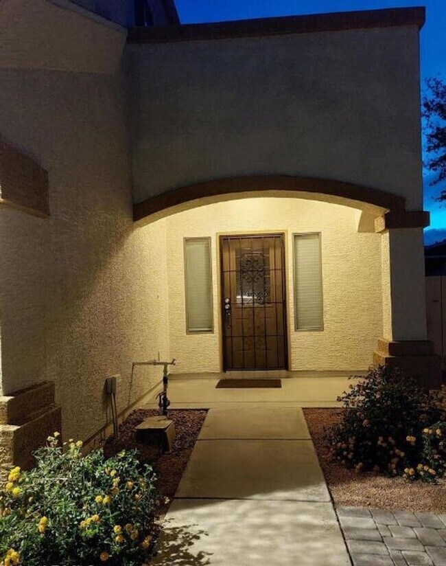 Building Photo - Beautiful 3 Bed/2.5 Bath Home in Phoenix! ...