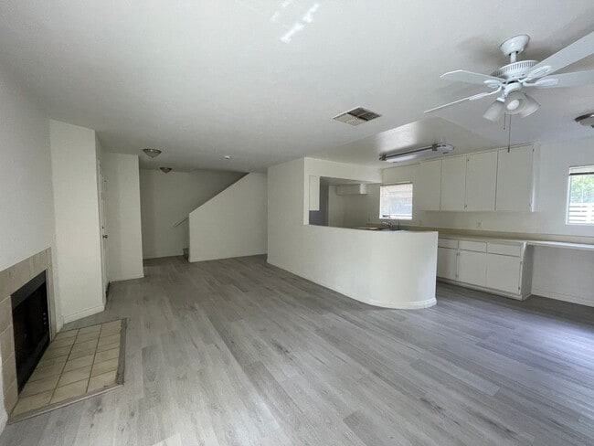 Building Photo - 1589 N Hill Ave