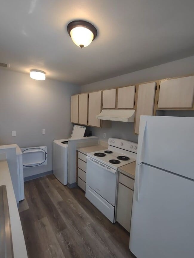 Building Photo - Ground Floor 2 BR 2BA with Storage & w/d
