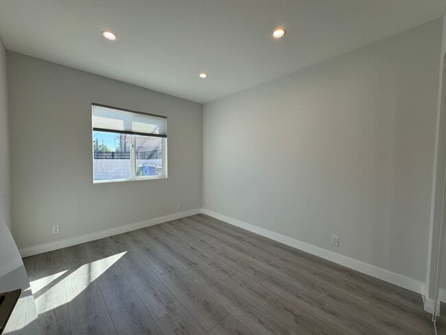 Building Photo - 11517 Balboa Blvd