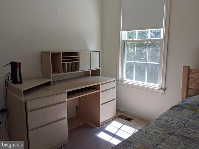 desk in bedroom - 4788 Gainsborough Dr