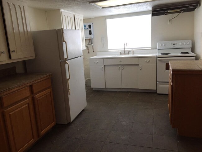 Building Photo - 2 bed/1 bath