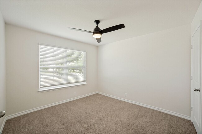 Foto del edificio - Welcome home to this 4/2/2 nestled in Whisper Falls
