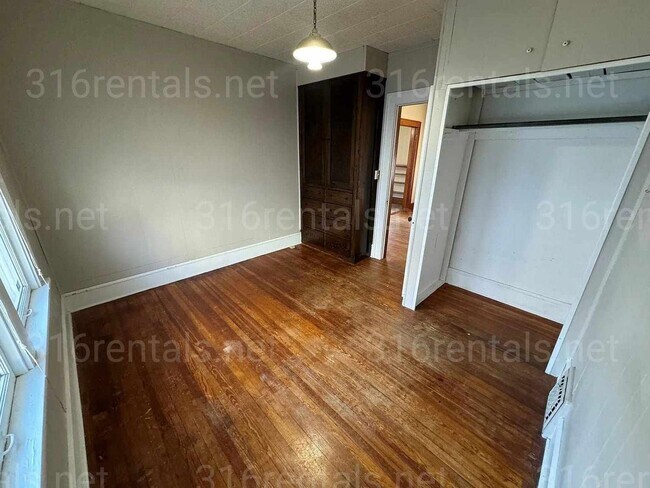 Building Photo - $1,095 - 2 bedroom / 1 bathroom - Single F...