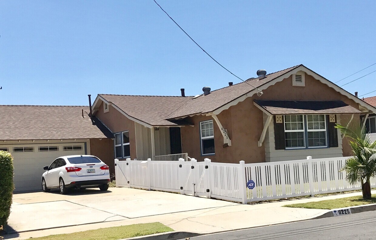 Foto principal - Charming 4-Bed 3-Bath in Paradise Hills