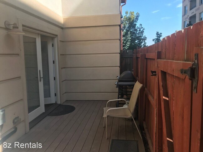 Building Photo - 3 br, 2.5 bath House - 2800 Aurora Ave  #117