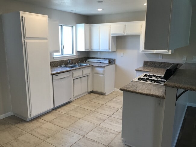 Building Photo - 16421 Apple Valley Rd