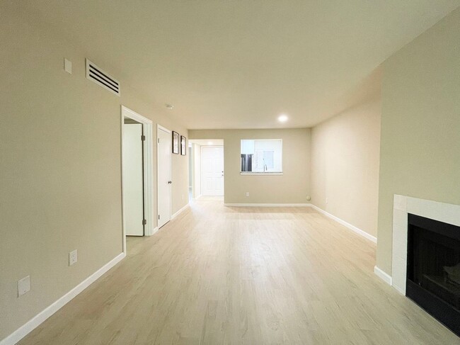 Building Photo - Gated Community Condo