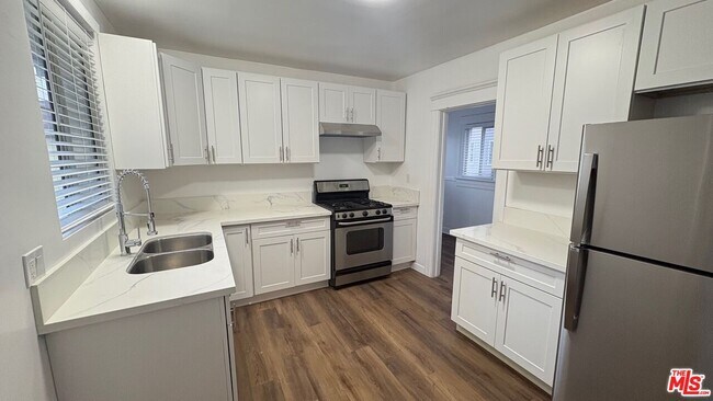 Foto del edificio - 120 S Catalina St