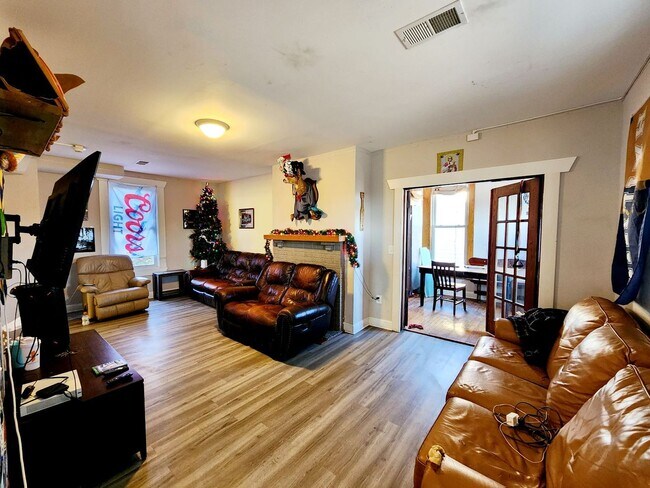 Building Photo - 6 Bed House with 2 Full Bath & 2 Half Bath...