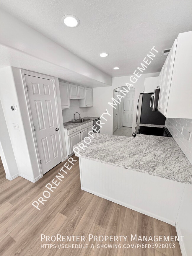 Building Photo - 652 W 800 N