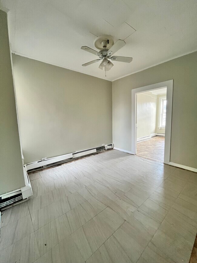Building Photo - 405 Woodlawn Ave