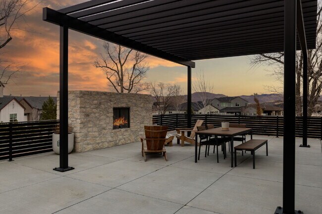 Foto del edificio - Beautiful Fully Furnished Custom Home in Rancharrah