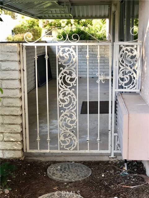 Foto del edificio - 2324 Via Puerta