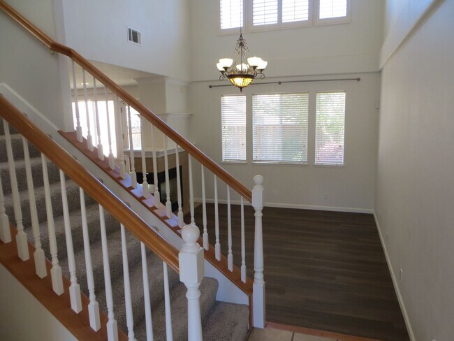 Foto del edificio - Beautiful Palomares Hills townhouse!