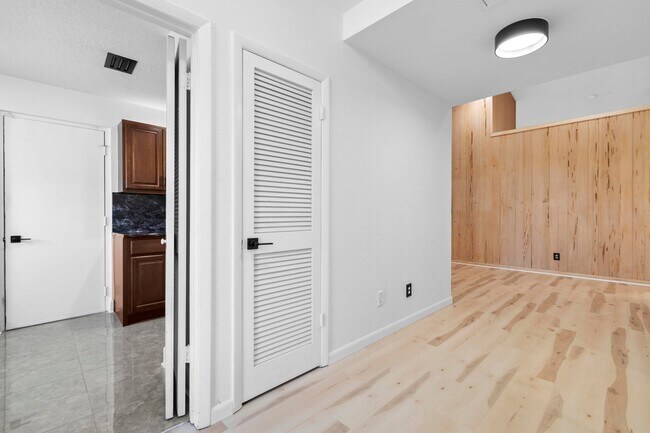 Foto del edificio - 6716 Versailles Ct