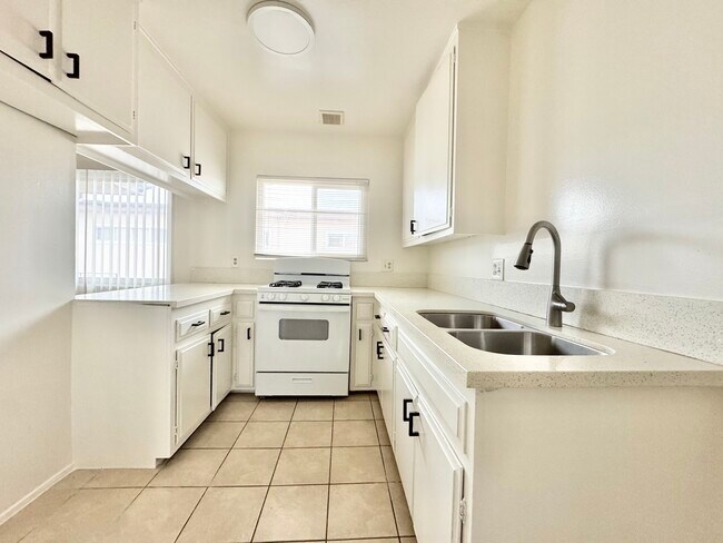 Foto del edificio - 1611 W 206th St