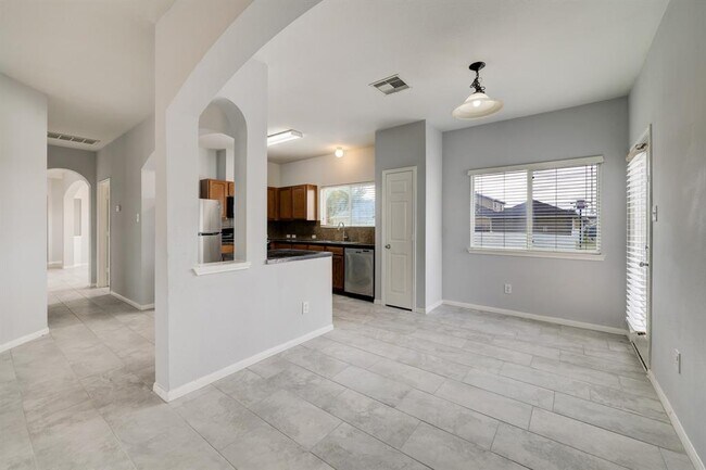 Foto del edificio - 6302 Provident Green Dr