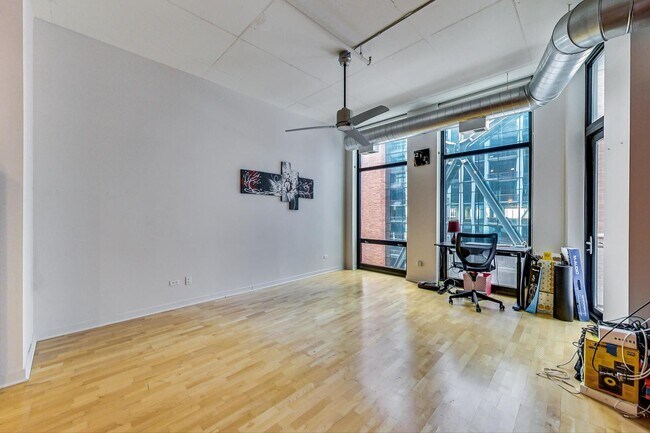 Building Photo - 740 W Fulton St