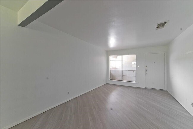 Foto del edificio - 320 E 4th St