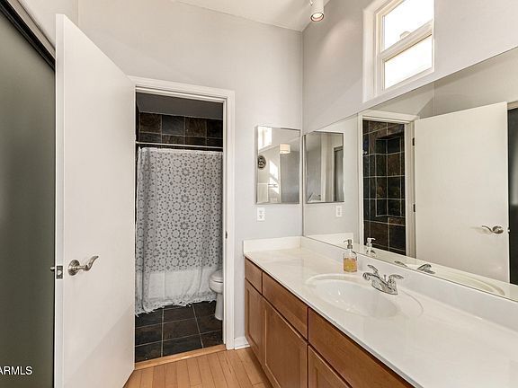 Photo - 706 E Washington St Apartment