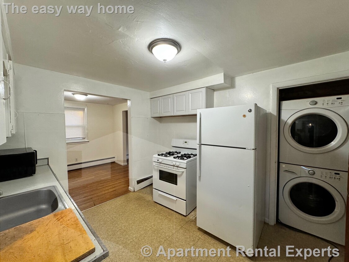 Primary Photo - Townhouse Style 2+/3BR - Parking - Dishwas...