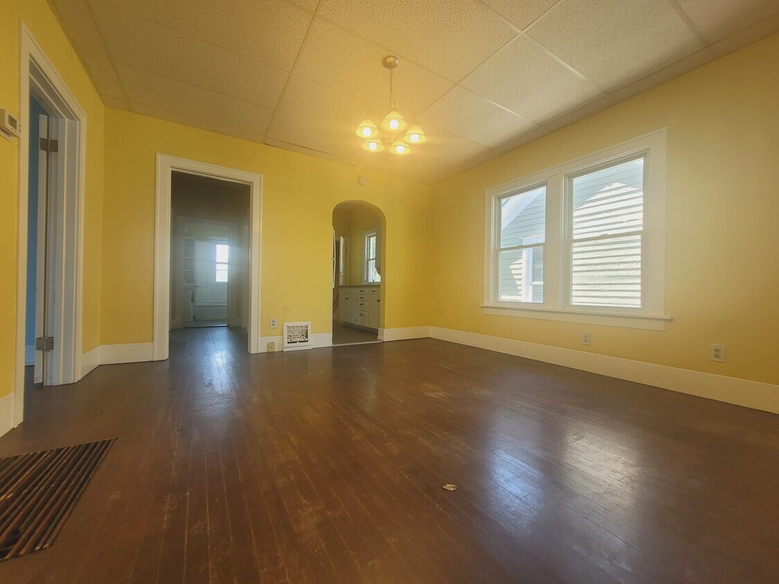 Foto principal - 915 W 3rd St