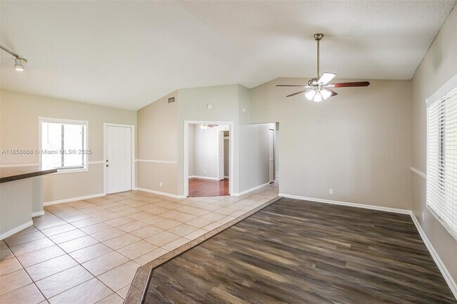 Building Photo - 899 Daffodil Dr