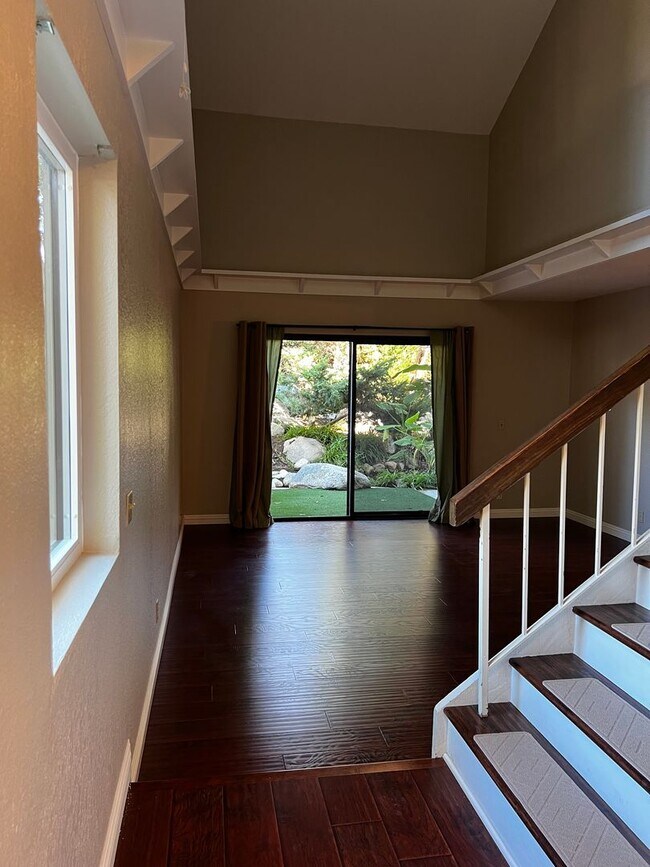 Foto del edificio - 2 Bedroom 3 Bath Condo for Rent in an Excellent Area of Fullerton