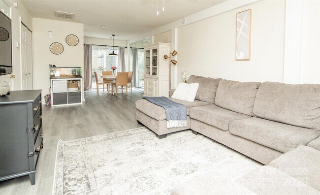 Foto del edificio - 12942 Mosby Ln