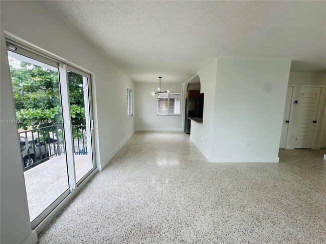 Building Photo - 912 NW 24th Ct