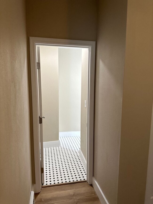Building Photo - Remodeled Downtown Home!