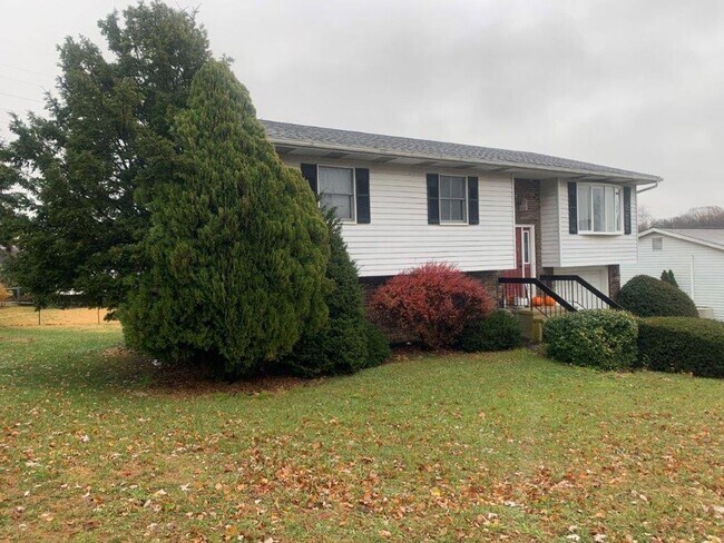 Building Photo - Welcome to this split level 3-bedroom, 1.5...