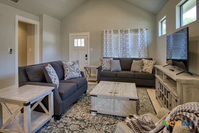 Building Photo - 1247 Green Hill Dr