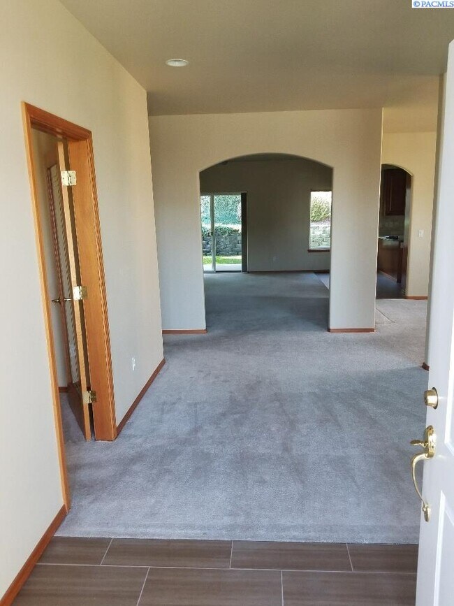 Building Photo - Beautiful South Richland Rambler