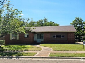 Building Photo - 1011 Cedar Dr