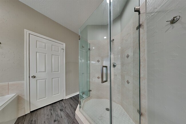 Foto del edificio - 30215 Stoney Plain Dr