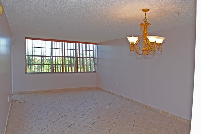 Sala de estar y comedor - 900 St Charles Pl