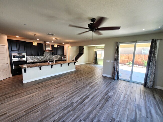 Building Photo - 4549 Maple Crest St